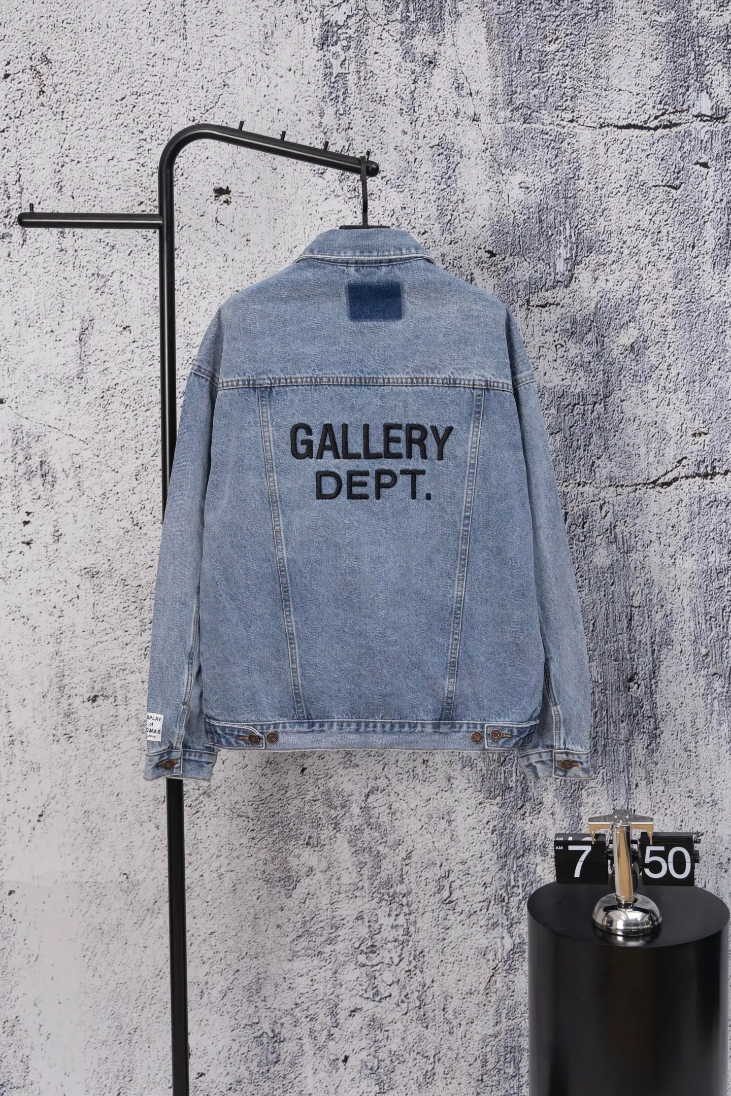 💰280 GALLERY DEPT. 22fw Vintage Andy Denim Jacket Embroidered Black Logo Washed Distressed Denim Jacket Denim Jacket Same Style for Couples Gallery Dept. was born in the soil of Los Angeles street culture. With the core concept of "art is daily life", it deeply integrates traditional denim craftsmanship with modern graffiti art. The brand transforms old denim, Vintage T-shirts and other items by hand, giving them personalized elements such as wear, splashing, splicing, etc. Each piece is hand-finished by craftsmen and has both artistic collection value and practical function. In 2021, the joint capsule series with French veteran Lanvin and the cooperation with Chrome Hearts have attracted the attention of the fashion industry, confirming its transformation from an independent studio to an international trend symbol. Gallery Dept. targets the global fashion pioneer group aged 18-35 and positions itself as a "high street art trendy brand". Its core competitiveness lies in: • Cultural symbol output: Through endorsements from stars such as Virgil Abloh, Jennie, and Justin Bieber, it strengthens the brand's benchmark status in the hip-hop and fashion circles. Size: S-XL